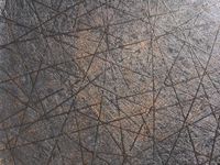 1041339 Artistieke antraciet-bronslijnen op gem&ecirc;leerd zwartbrons